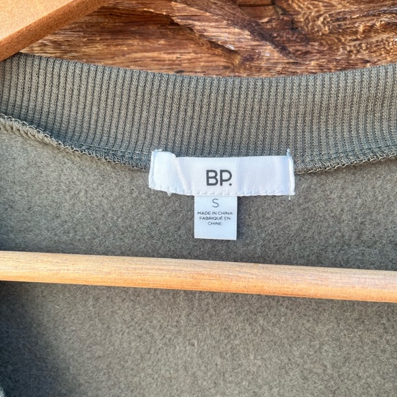 BP | NWT Olive Green V-Neck Cropped Sweater S - Picture 3 of 4